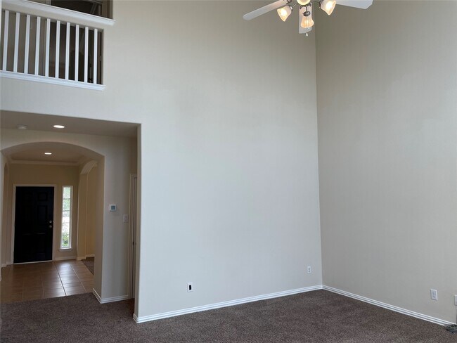 Building Photo - 627 Oak Cir Dr E