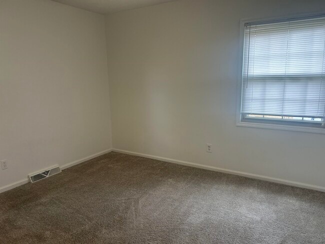 Building Photo - 420 Hillandale Ave