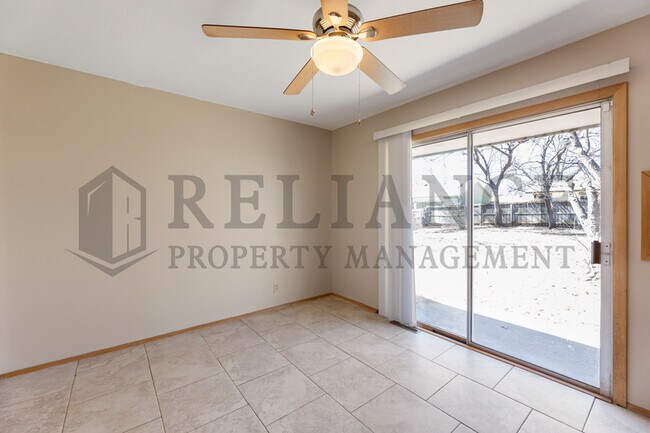 Building Photo - 935 N Valleyview St