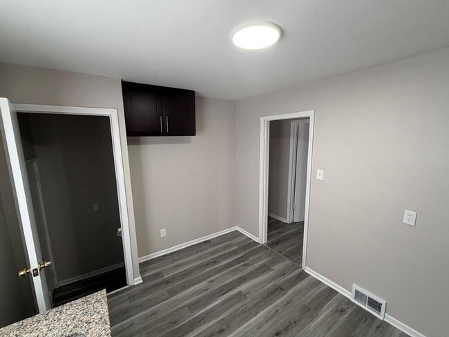 Building Photo - 3 Bedroom Renovated Ranch