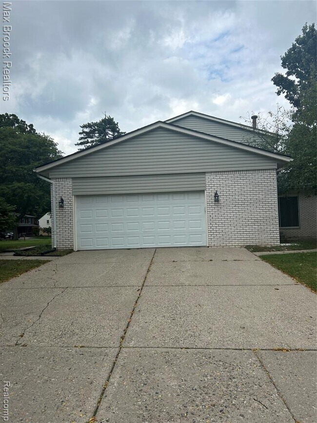 Building Photo - 2081 Babcock Dr