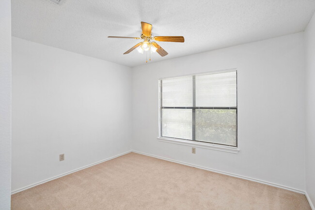 Building Photo - 8090 Chestnut Ash Dr
