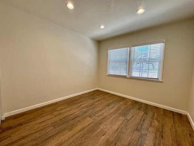 Building Photo - Large front unit apartment with patio