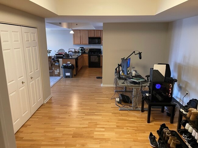 Building Photo - 6400 N Northwest Hwy