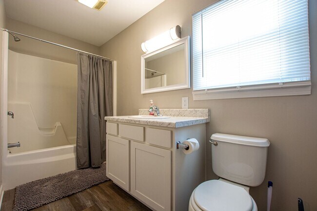 Building Photo - Cute 3 Bedroom / 1 Bath Home in Fremont!