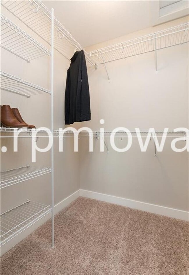 Building Photo - UPDATED!! 2 Bedroom, 2.5 Bath Townhome in Ankeny