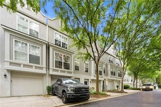 Building Photo - 1133 Village Ct SE