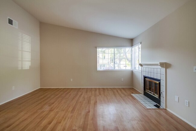 Building Photo - 2049 Haller St
