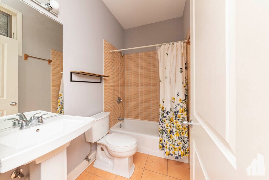 Building Photo - 1133 W Addison St