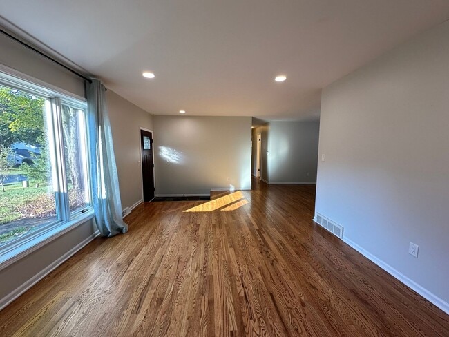 Building Photo - Large Four Bedroom Ranch in Forest Hills!