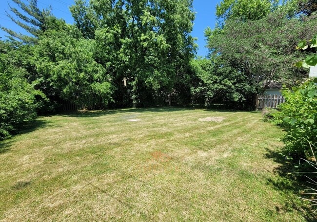 Building Photo - AVAILABLE JUNE 2026 - 2 BR + DEN WITH LARGE YARD