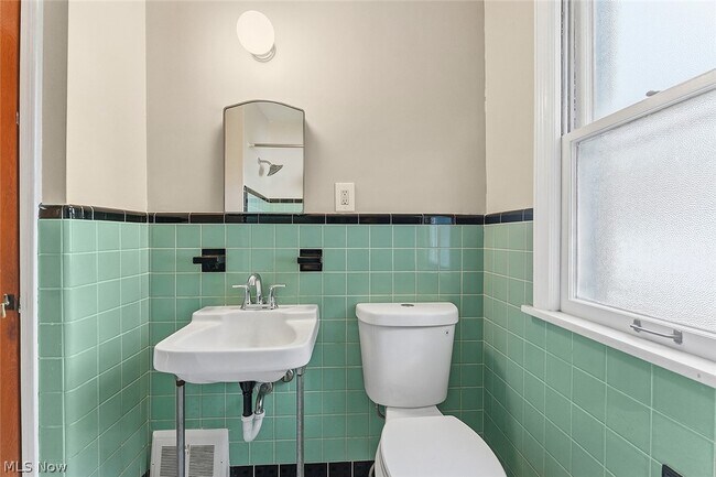 Building Photo - 866 E 209th St