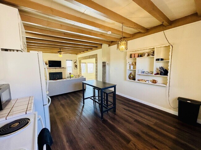 Building Photo - 4 bedrooms, 2 kitchens, 2.5 bathrooms, lau...