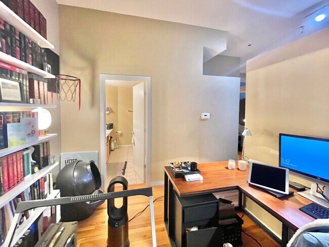 Building Photo - Beautiful 2BD/2BTH CONDO IN THE LOOP!
