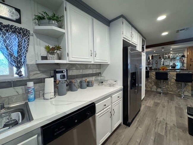 Building Photo - 3 BR 2 bath Furnished home Utilities Included & Brand new Interior-Custom Remodel