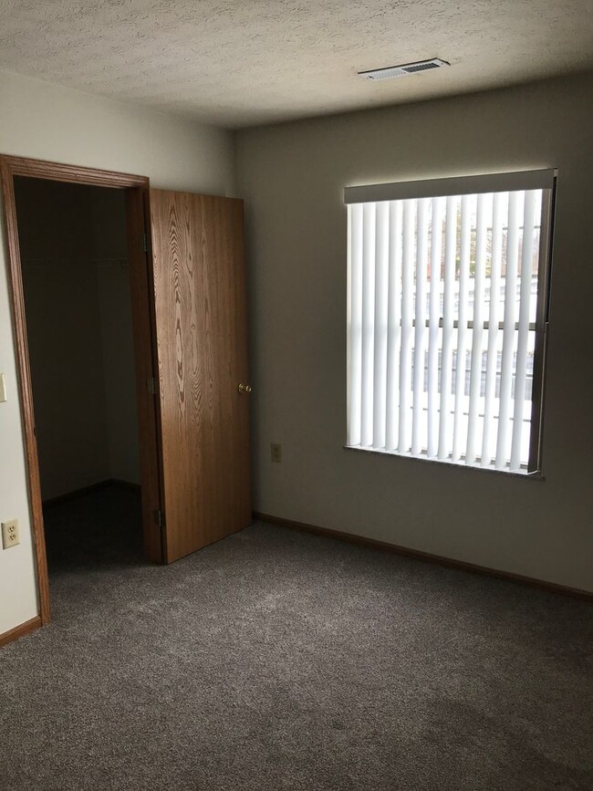 Building Photo - Two bedroom, Two Bath Condo in Springfield...