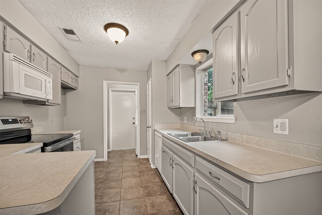 Building Photo - 16451 Cavendish Dr