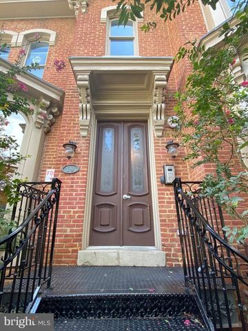 Main entrance - 19 Logan Cir NW