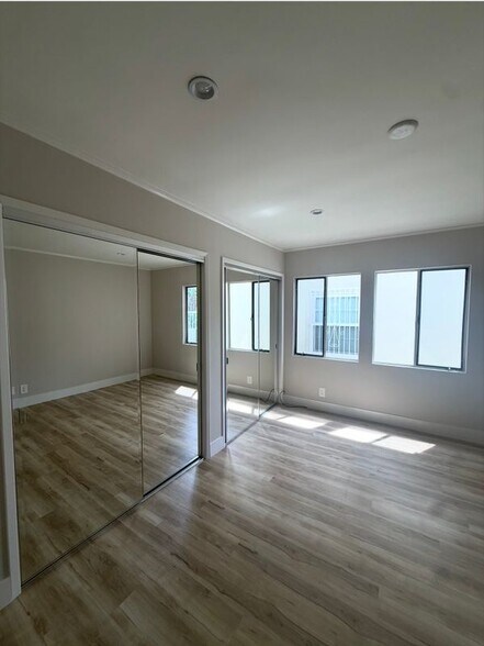 Building Photo - 121 Crescent Dr