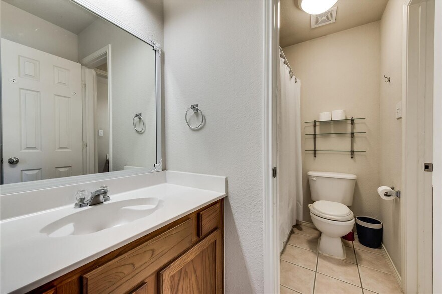 Building Photo - 2431 Fieldcrest Dr