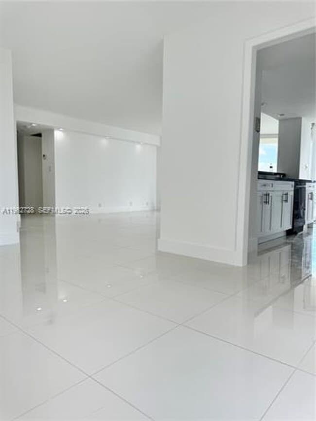 Building Photo - 2000 Towerside Terrace