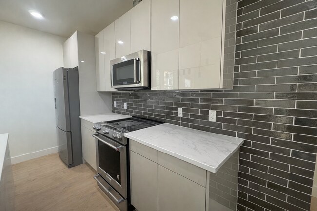 Building Photo - High-End New Construction Townhome Walk to UT!