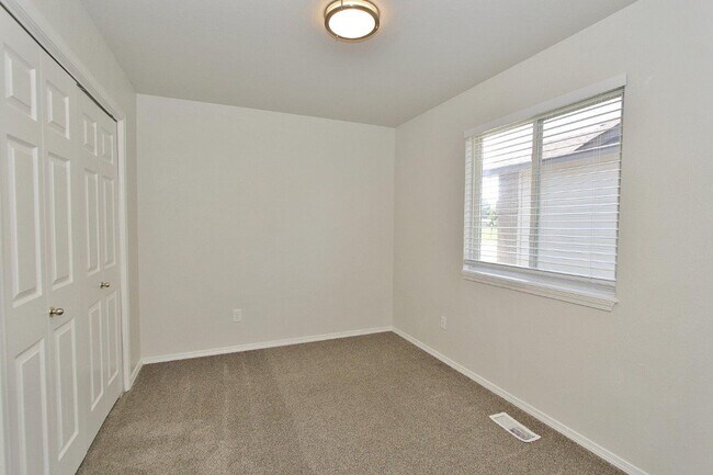 Building Photo - Immaculate Single-Level Home in Quiet Neighborhood