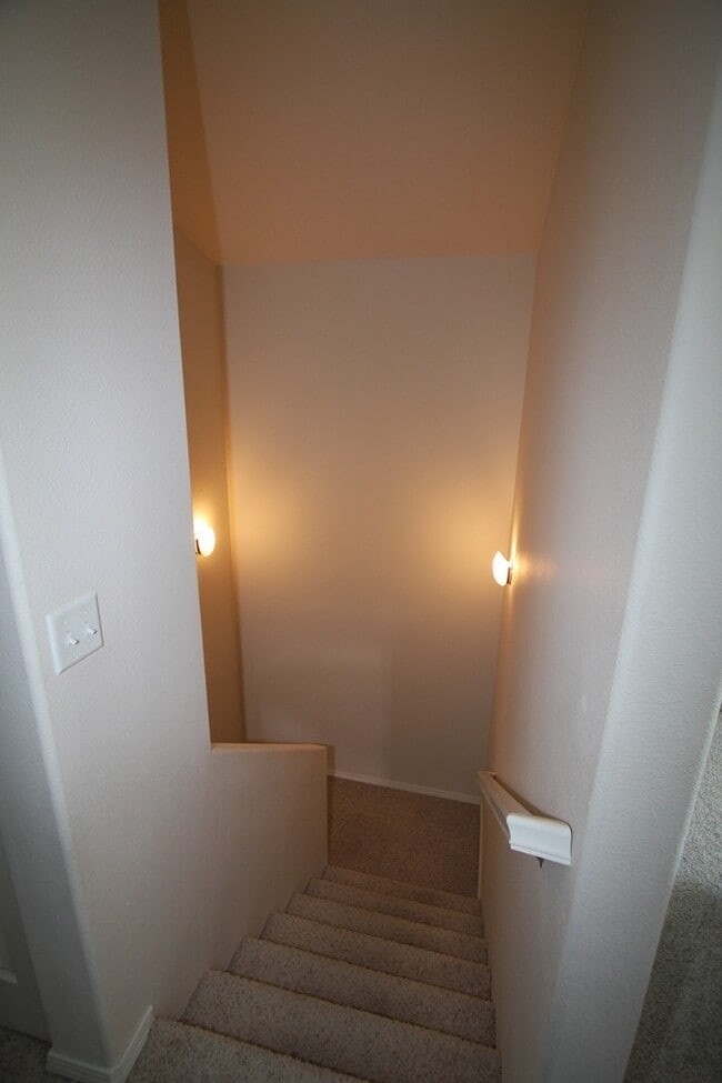 Building Photo - 3 Bedroom East Anchorage Condo!