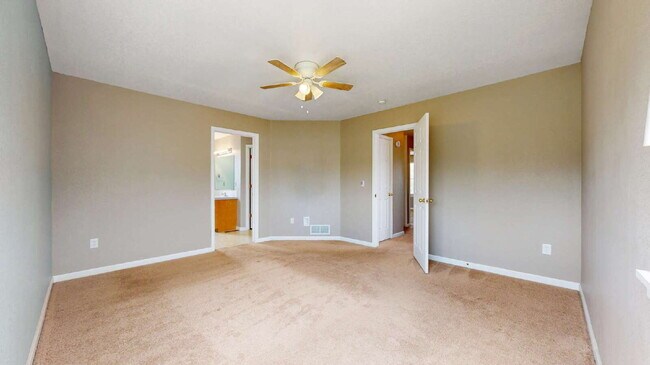 Building Photo - Spacious 3-Bed,2.5-Bath Home with Fenced Yard