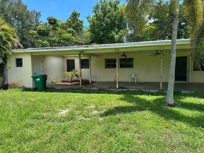 Building Photo - Spacious 2BR 2BA Home w/ Laundry on site + Driveway Parking + Patio & Yard in Miami