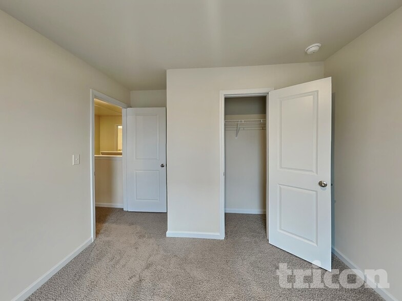 Building Photo - 244 Oliver Dr