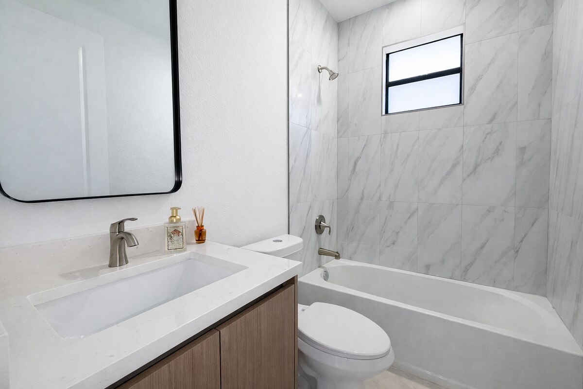 Building Photo - 211 NW 25th Ave