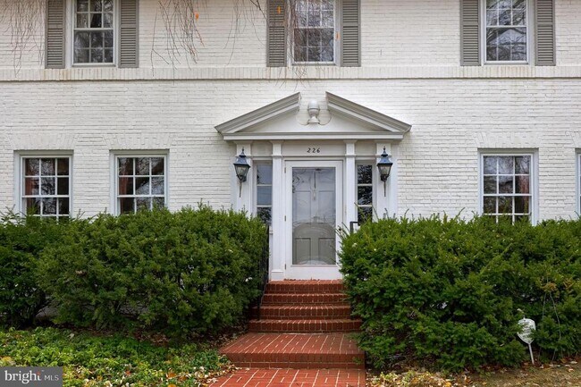 Building Photo - 226 E Caracas Ave