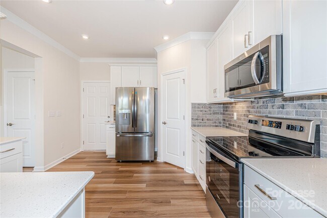 Building Photo - 23018 Clarabelle Dr
