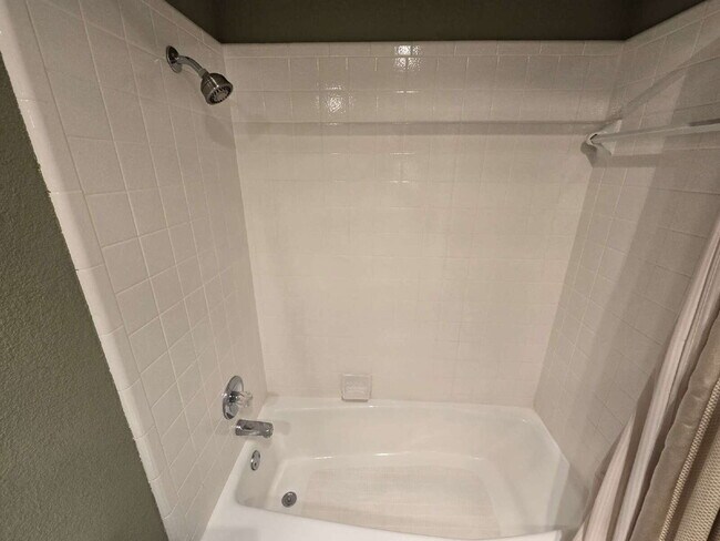 Building Photo - "Discover Spacious Comfort: 3-Bed, 2-Bath Gem on 77th Street (furnished)| Kingsgate