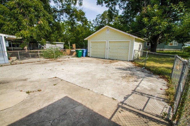 Building Photo - Close to Local Amenities and Downtown