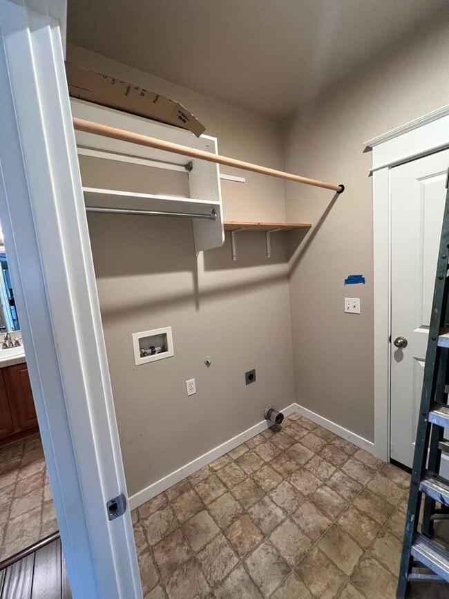 Building Photo - 3+ -Bedroom 3-Bathroom West Eugene Stunner!