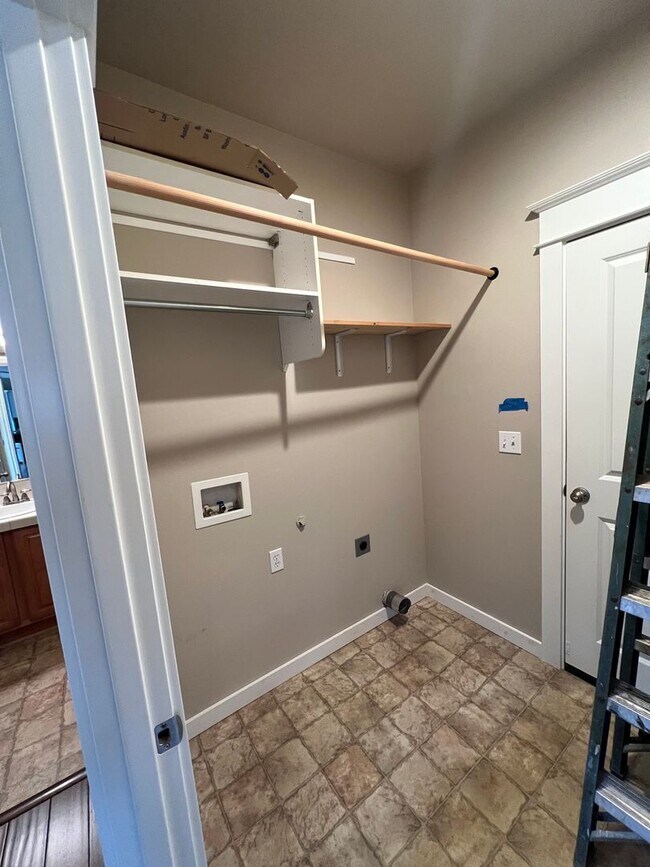 Building Photo - 3-Bedroom 3-Bathroom house across from Candlelight Park