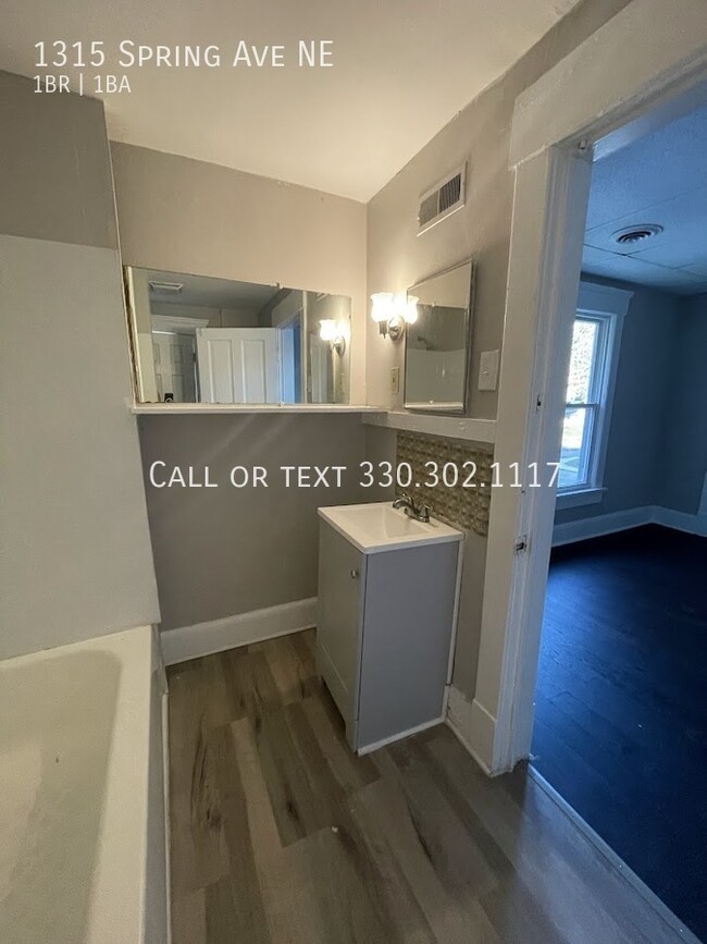 Building Photo - One bedroom one bathroom second level apar...