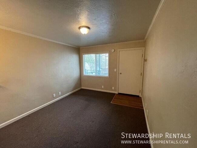 Building Photo - Efficiency Studio close to UO Campus!