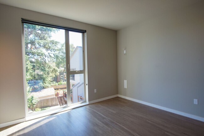 Building Photo - Sellwood 3rd Floor-Studio w W/D Ready Late...