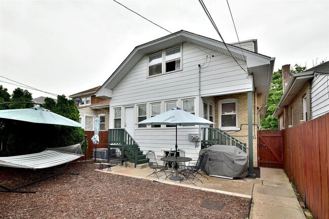 Shared Backyard - 4044 N Mango Ave