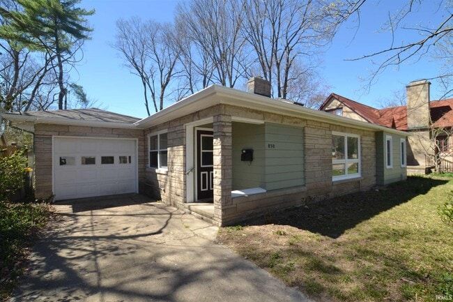 Primary Photo - 830 S Woodlawn Ave