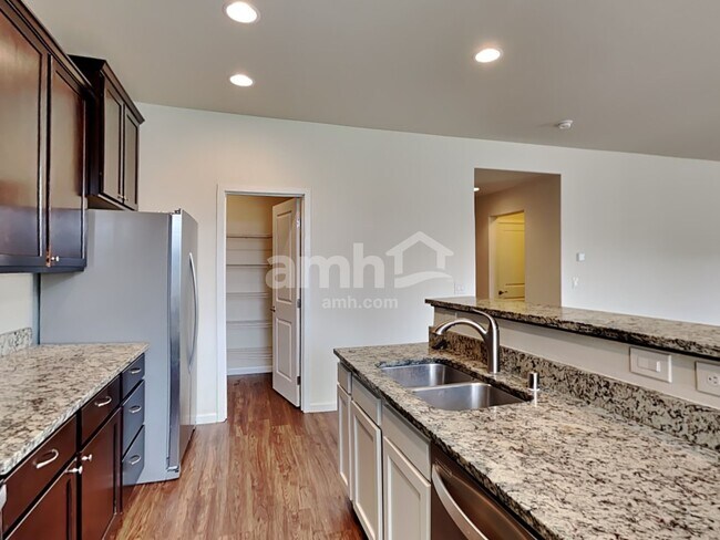 Building Photo - 2748 Moore Ave