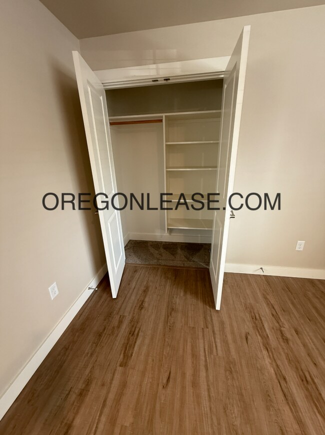 Building Photo - Newer 2-Bedroom Apartment