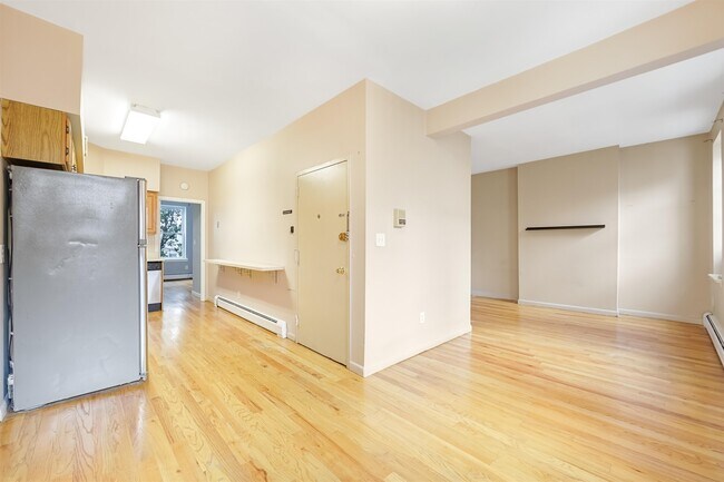 Building Photo - 523 Adams St