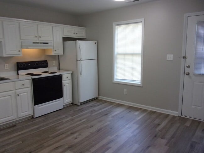Building Photo - Recently Renovated 2 Bedroom 1 1/2 Bath To...