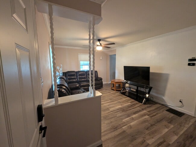 Building Photo - Rutland Ave