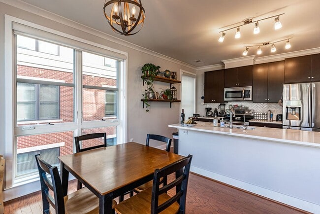 Building Photo - 2 Bed, 2 Bath Condo Bathed in Natural Light