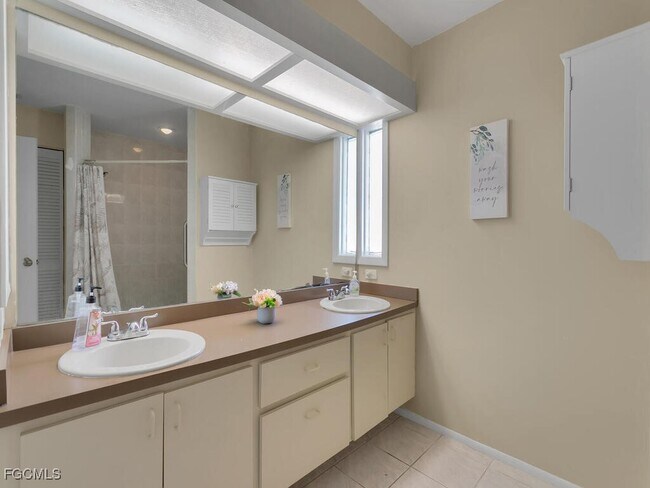 Building Photo - 908 SE 35th Terrace